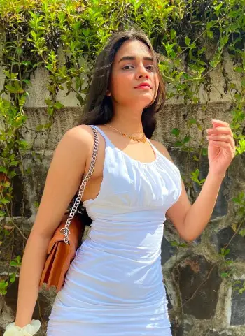 Preet - 26 years, Vintage Fashion, Historian, 36-26-38